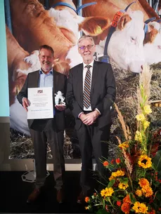 Prof. Wilhelm Windisch nimmt den Bayerischen Löwen in Empfang